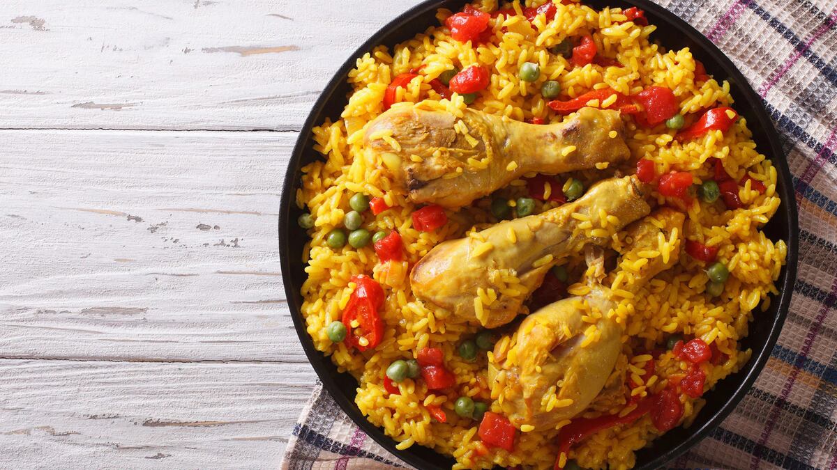 El pollo al horno puede acompañarse con vegetales grillados, arroz o ensalada.