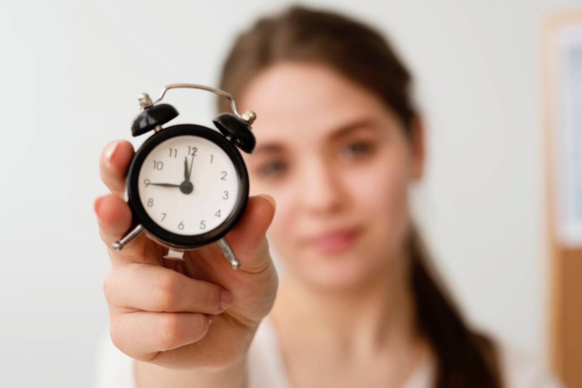 El método Pomodoro propone estudiar en bloques de 25 minutos con pausas breves para mejorar la concentración y evitar la fatiga mental. (Freepik)