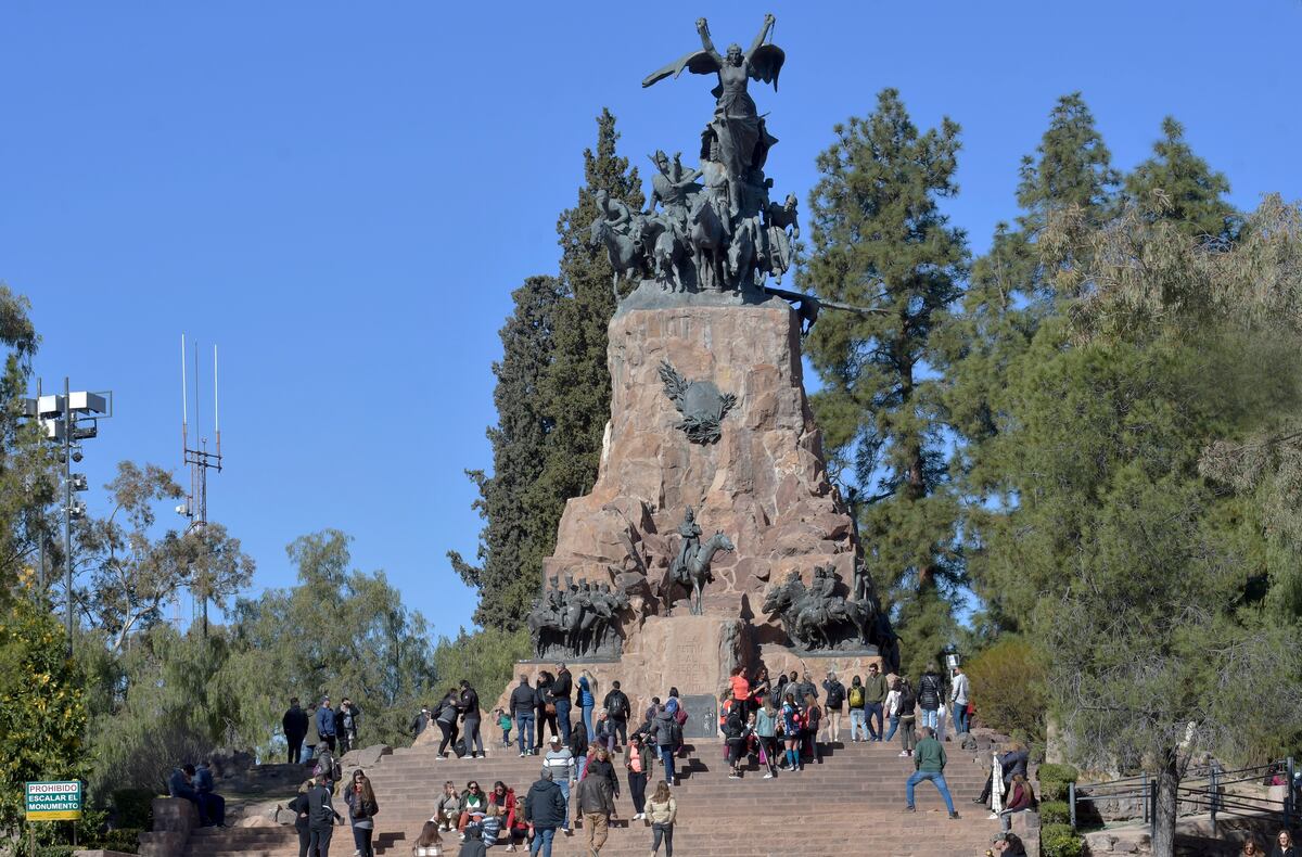 Turismo de Fin de semana largo. También muchos mendocinos disfrutaron del Parque
Miles de turistas vinieron a pasar este final de semana largo (feriado por el aniversario de la muerte del General San Martín) en el Gran Mendoza y el Sur. Este medio día el Cerro de la Gloria lucía con muchos visitantes
También se destaca el Turismo deportivo, el turismo de Congresos y el Turismo Social.

Foto: Orlando Pelichotti