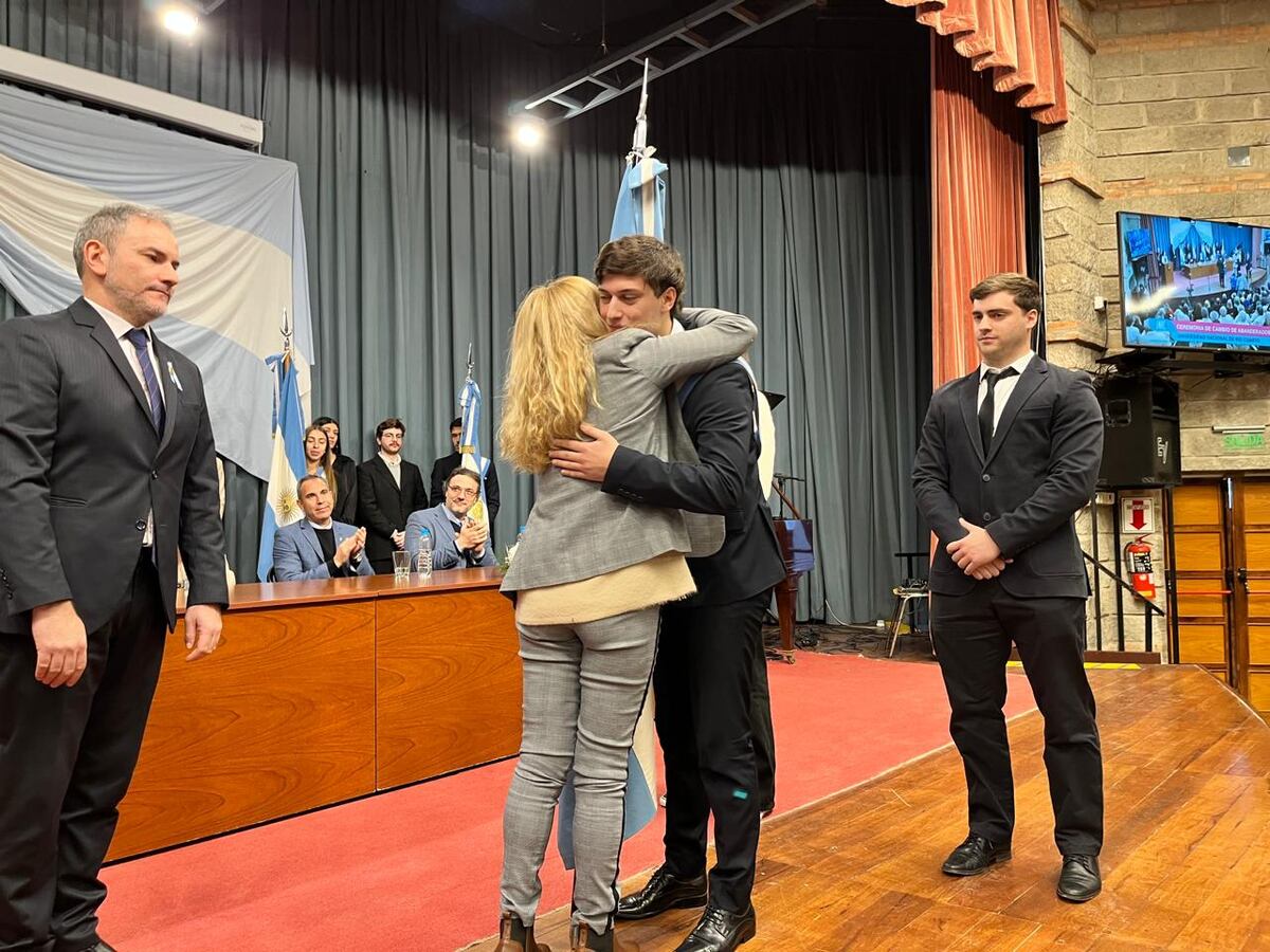 Aula mayor. Pablo Rossi, el abanderado mayor entrante, abrazando a la rectora Marisa Rovera. (Tomy Fragueiro / La Voz)
