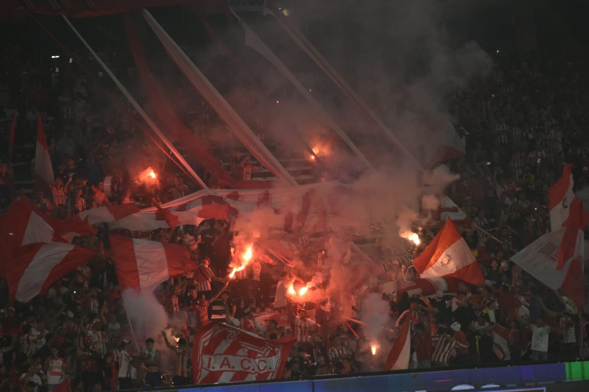 Las hinchadas de Instituto y Belgrano desplegaron tremendo aliento en el segundo tiempo y el partido fue detenido por el árbitro Andrés Merlos por el humo en el campo de juego. (Javier Ferreyra / La Voz)