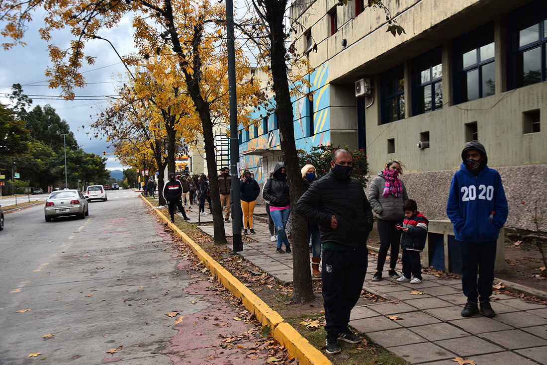 Los centros de testeos, replenos de vecinos que pidieron por un muestreo. (Pedro Castillo)