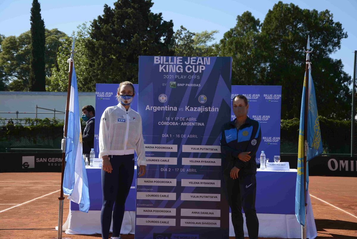 La argentina Nadia Podoroska y la kazaja Yulia Putintseva en el sorteo de la Billie Jean King Cup en el Córdoba Lawn Tenis. (Prensa AAT)