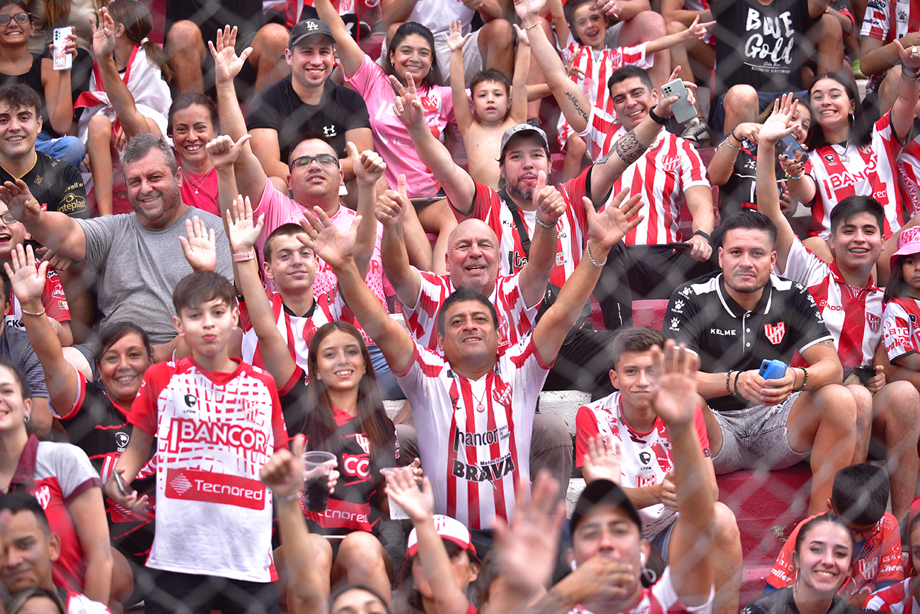 Fotos de hinchas de Instituto en el estadio Monumental en el partido ante Sarmiento de Junín para la Liga Profesional. (Ramiro Pereyra)