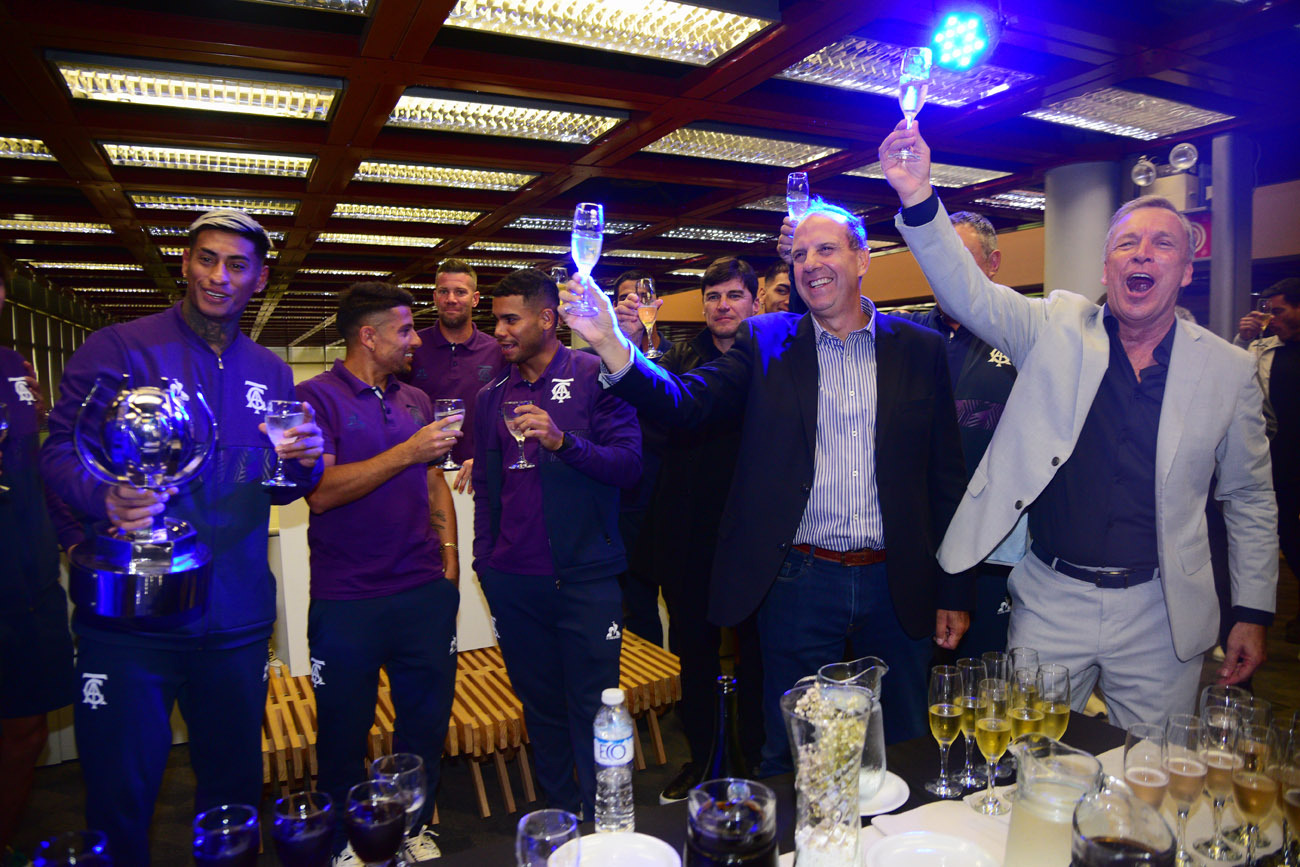 El plantel de Talleres festejó la Supercopa Internacional Mostaza con un brindis en la redacción de La Voz . (Nicolás Bravo / La Voz)