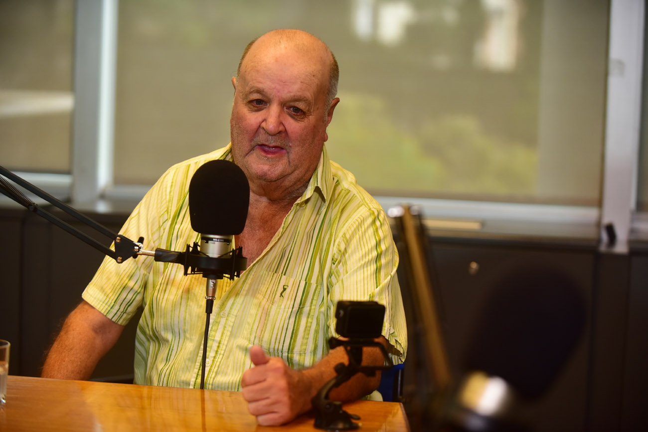 Santos Turza, legendario reclutador de futbolistas de Instituto, en la redacción grabando el podcast Mundo Gloria. (Nicolás Bravo / La Voz)