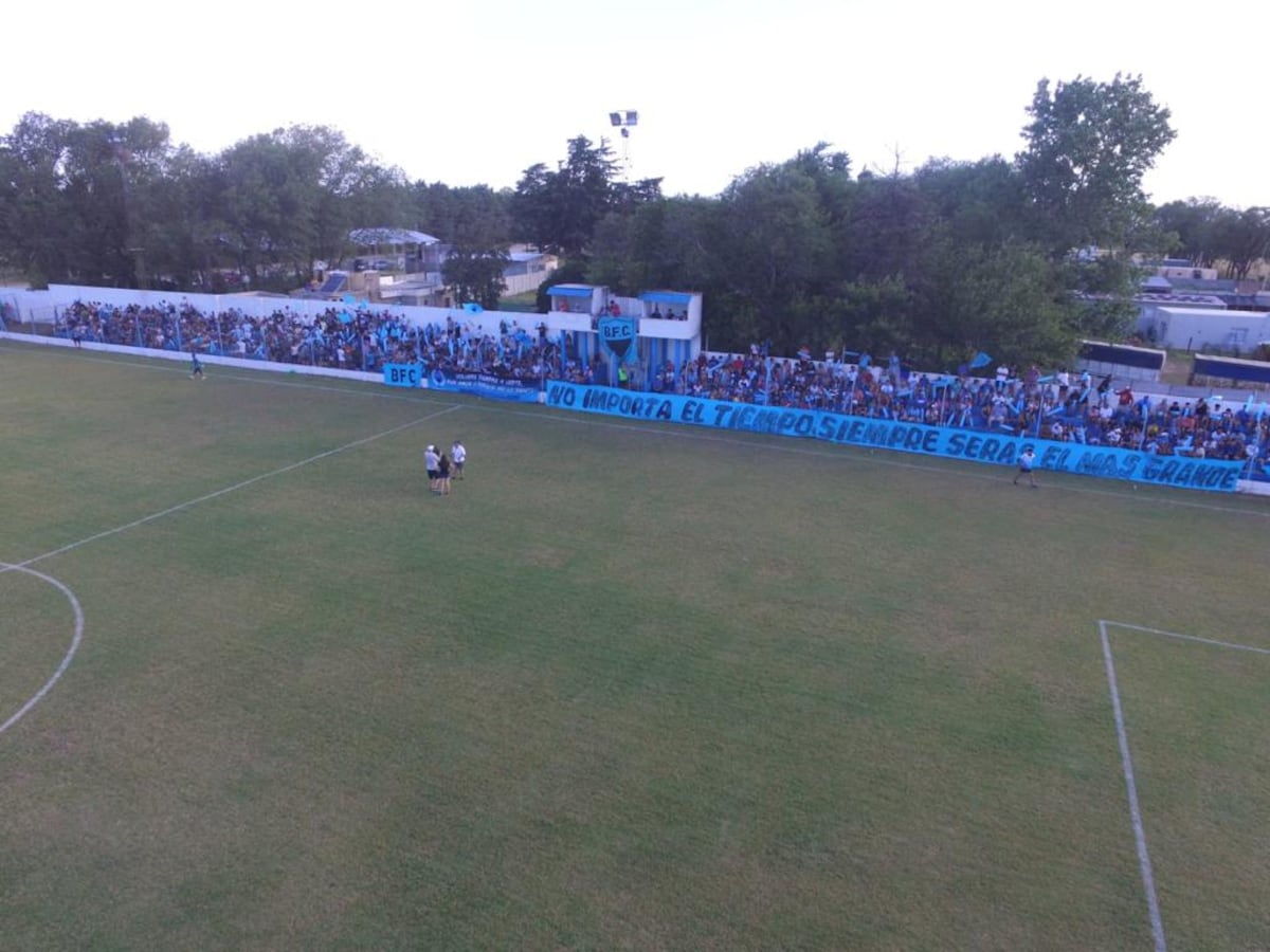 Belgrano de Berrotarán y el primer título de su historia. El club tiene 100 años y compite en la Liga Riotercerense de Fútbol. (Gentileza Belgrano de Berrotarán).