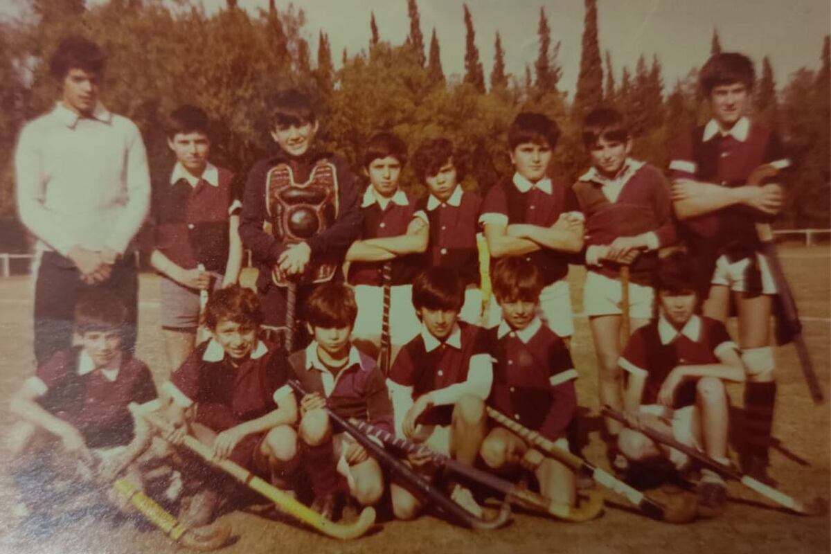 Andrés Barrientos (el último de abajo) en sus inicios en el hockey, con la camiseta de Córdoba Athletic. (Gentileza Andrés Barrientos)