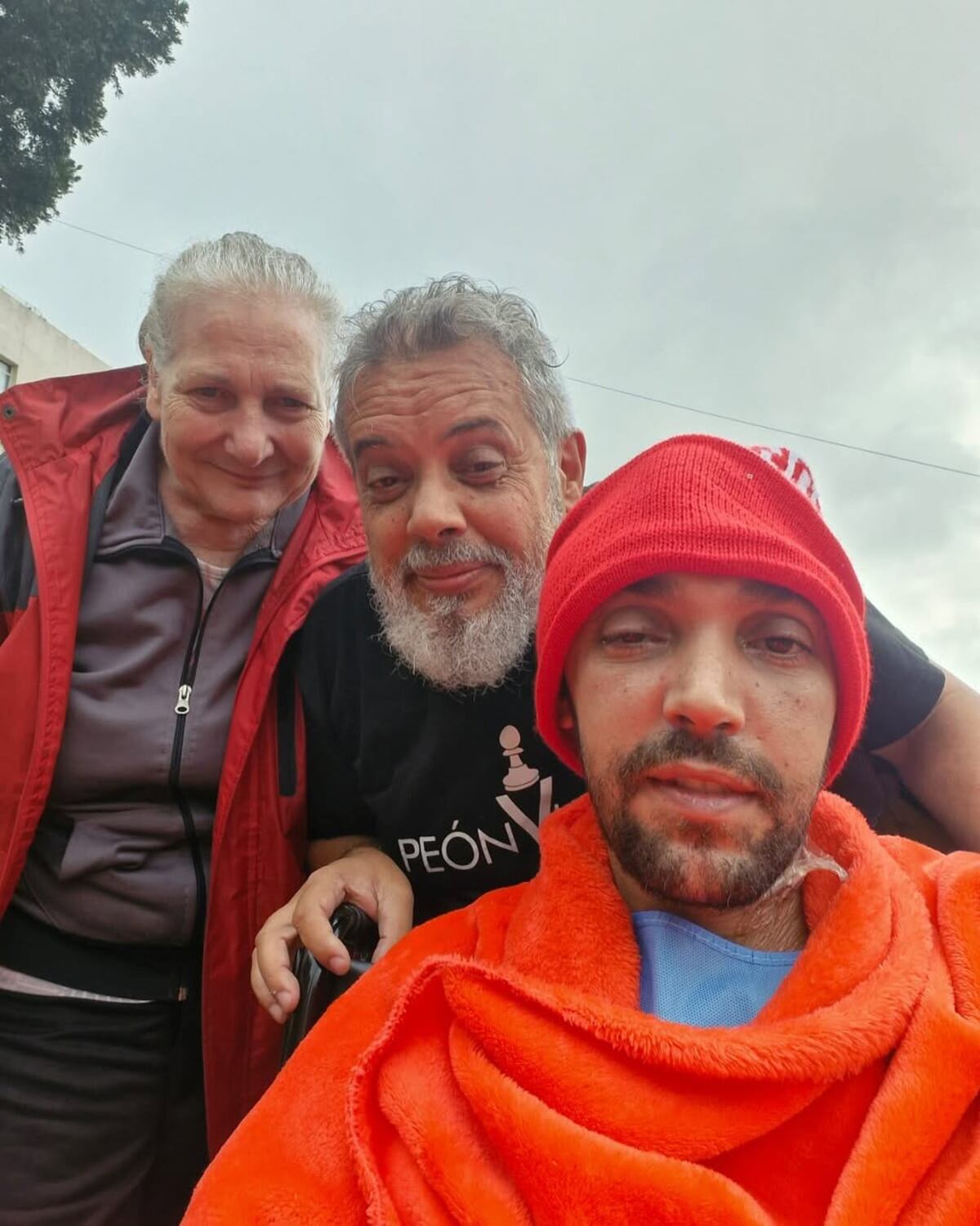 Tras casi dos meses en terapia intensiva, Pablo Grillo sigue su recuperación y salió al balcón del hospital. (Gentileza)