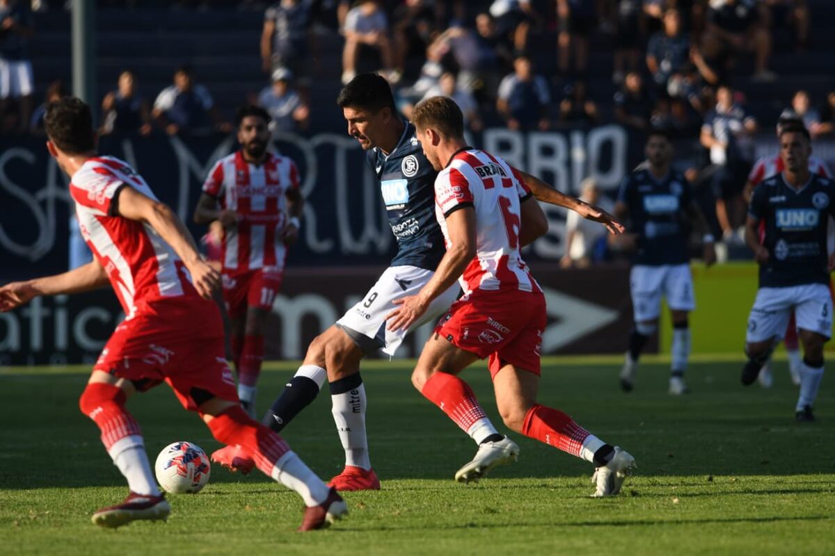 Partidazo en el estadio Bautista Gargantini entre Independiente Rivadavia e Instituto de Córdoba. / José Gutiérrez ( Los Andes).