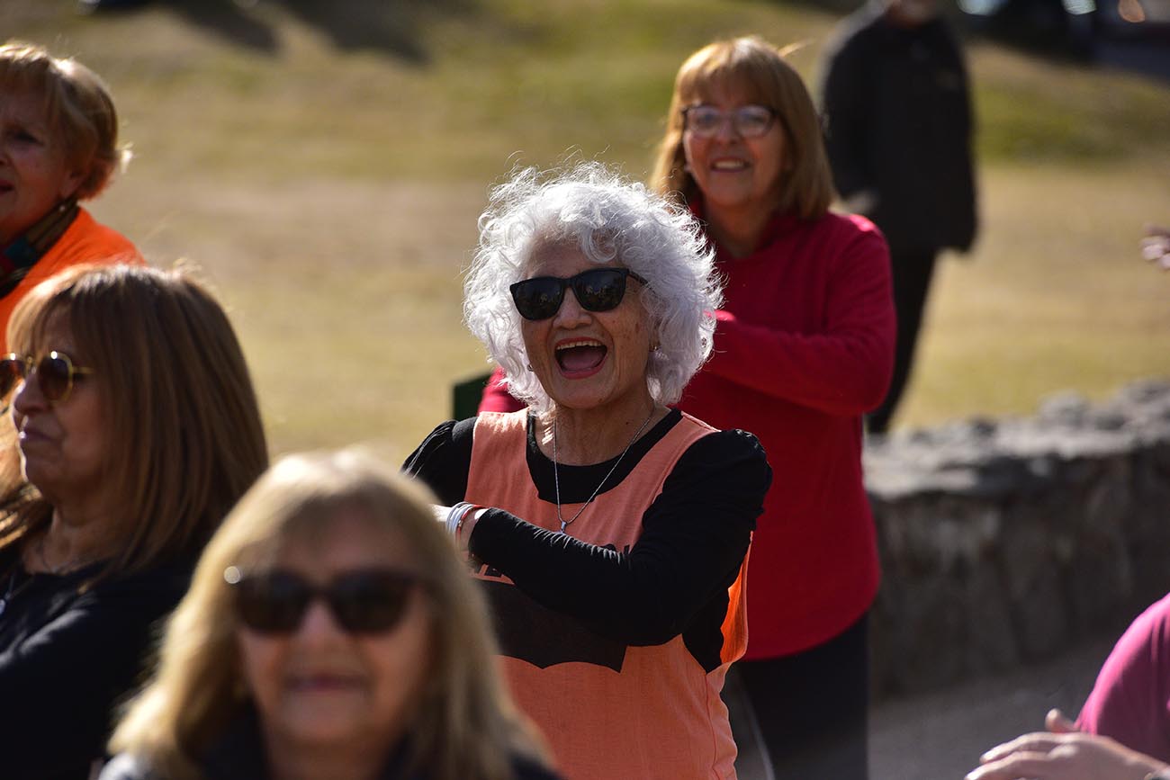 Héroes y heroínas / "Las de la Plaza", es el nombre del grupo de personas que baila en la Plaza de la Intendencia en Córdoba, con la conducción de Natalia Vilatta, profesora de danza. (José Gabriel Hernández / La Voz)