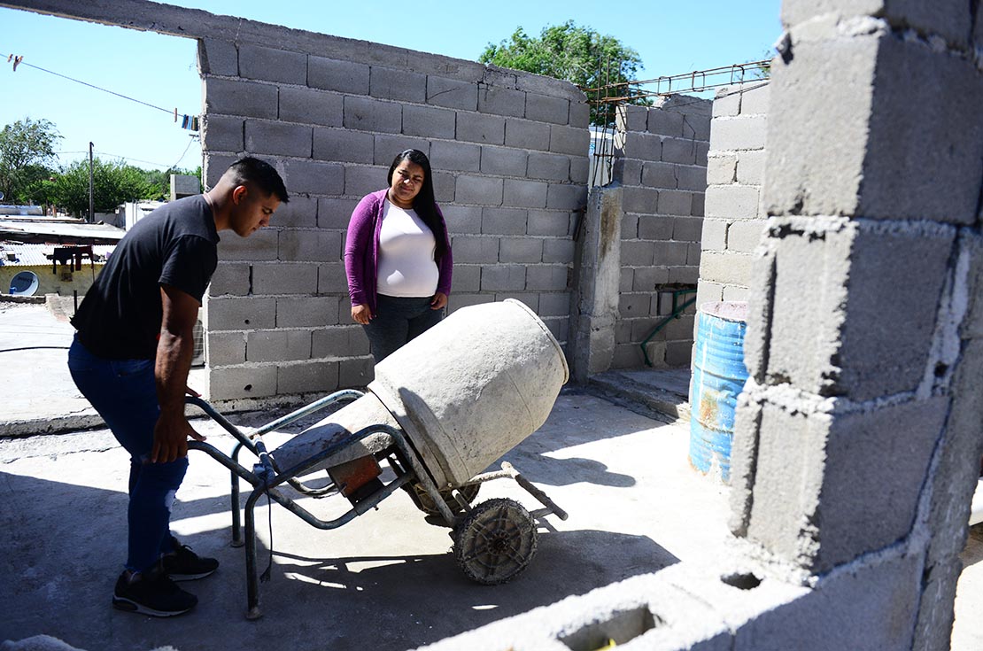 Esteban construye su casa de a poco, como puede.