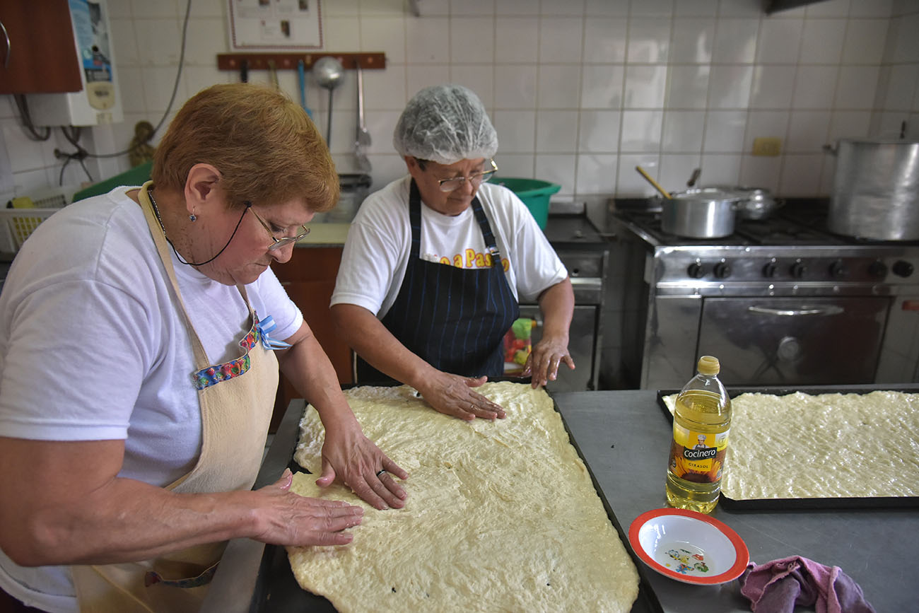 Las personas que asisten al comedor valoran la dedicación de las cocineras en la preparación de las comidas. También se entregan viandas. (Ramiro Pereyra /La Voz)
