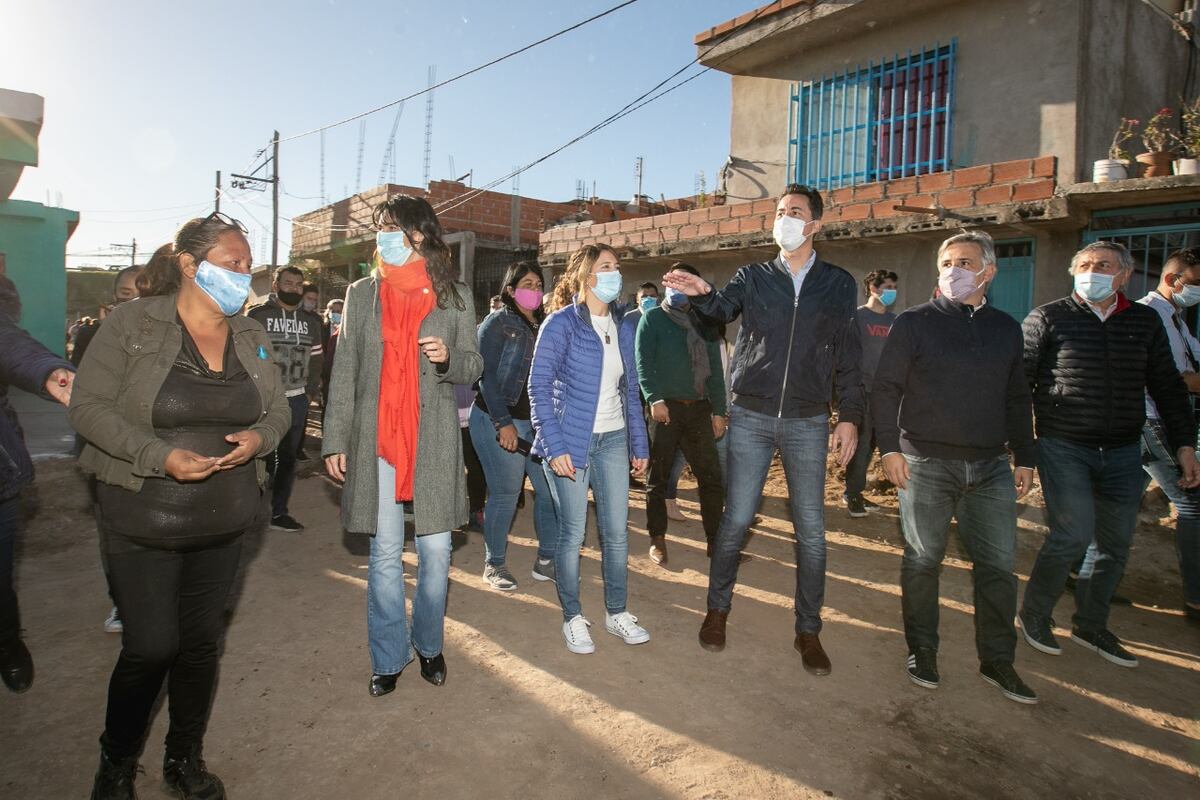 El vicegobernador y el intendente recorriendo las obras de Villa Los Artesanos. (Prensa Gobierno de Córdoba)