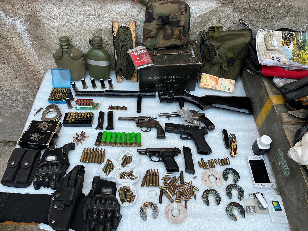 Las armas secuestradas en el operativo en villa El Bordo, en Córdoba. (Policía)