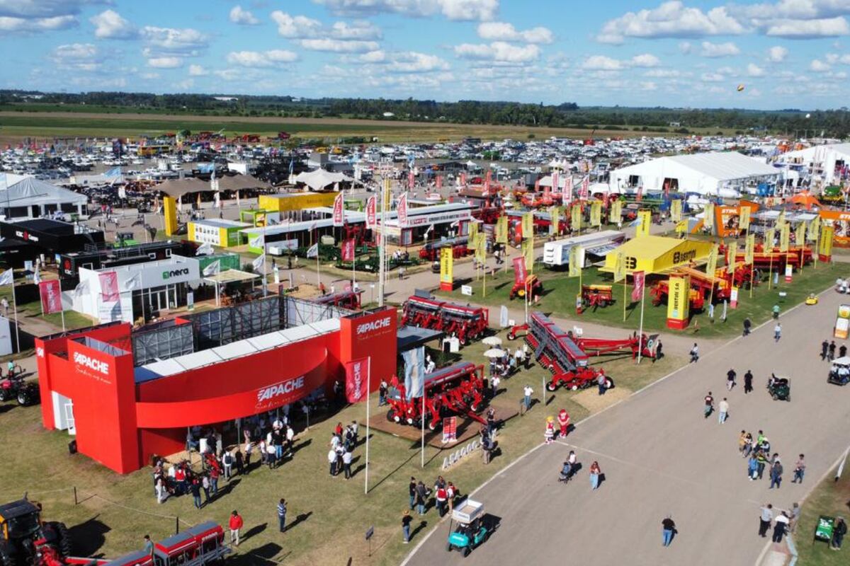 El stand de APACHE en EXPOAGRO, con todo el despliegue de sus sembradoras y tractores