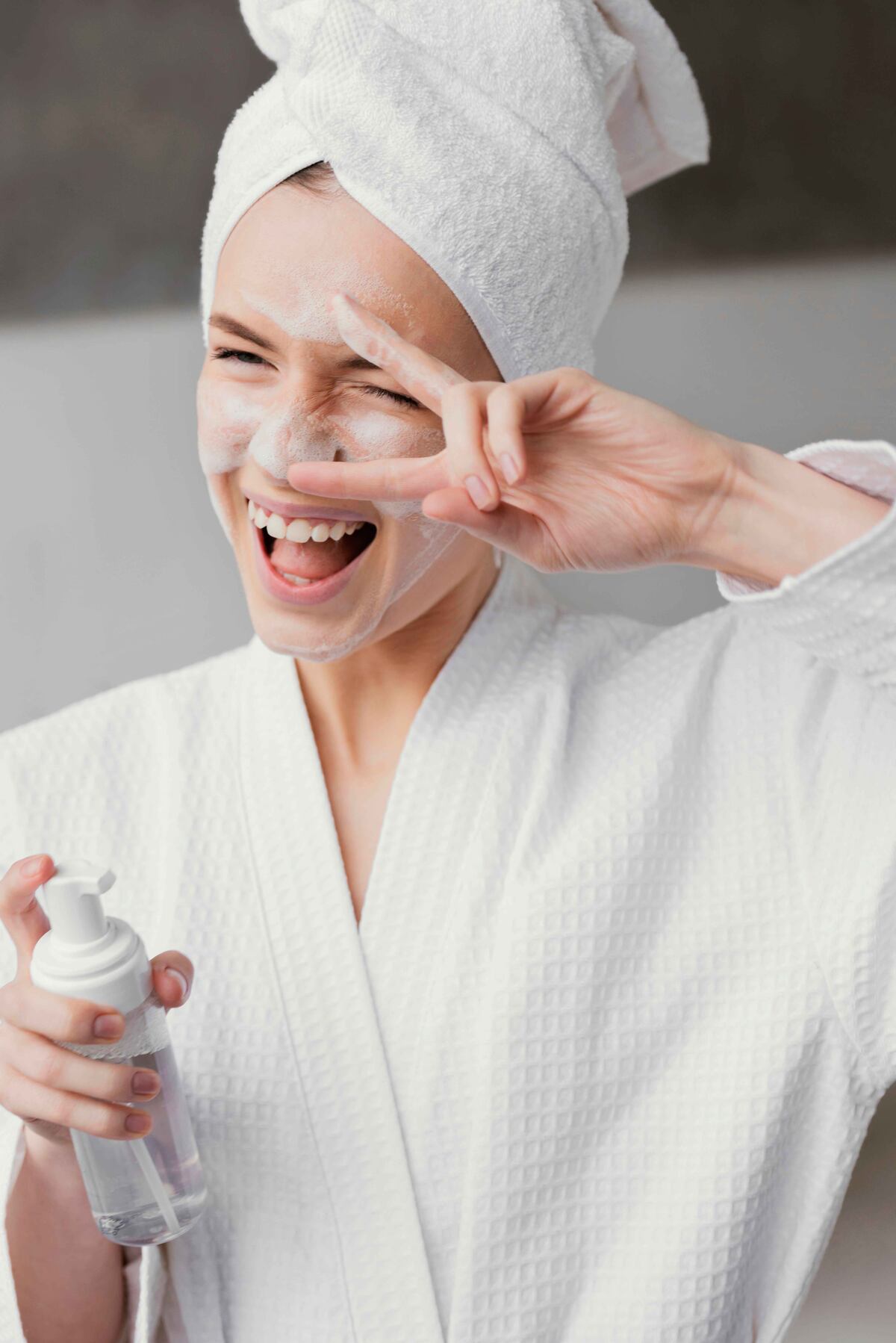 La limpieza del rostro es la más importante de las fases de cualquier rutina facial, gracias a la cuál eliminamos la suciedad, polución, grasa, células muertas, restos de maquillaje. (Freepik)