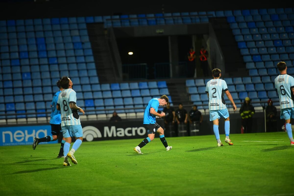 Belgrano y Racing se enfrentaron por las semifinales de la Copa Córdoba en el estadio Gigante de Alberdi. (Javier Ferreryra / La Voz)