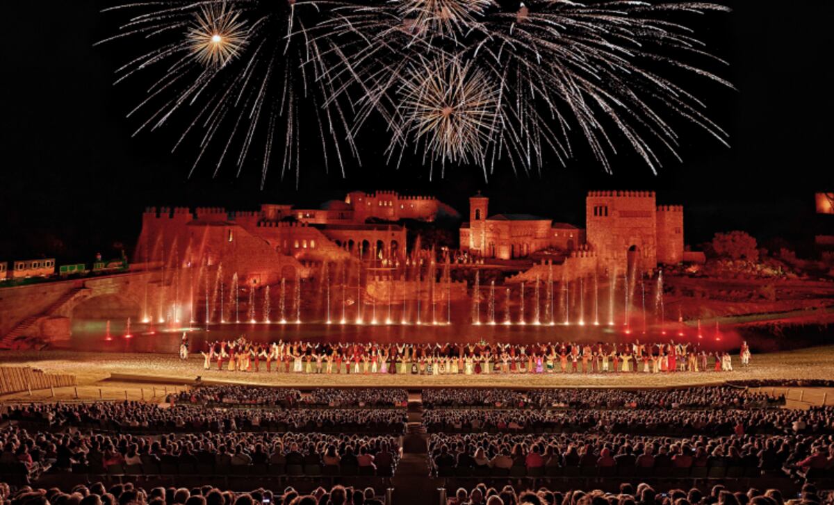 PARQUE TEMÁTICO. El show "El Sueño de Toledo" es el espectacular cierre de una jornada en el Puy du Fou, un parque temático basado en la historia española. (Gentileza: Puy du Fou)