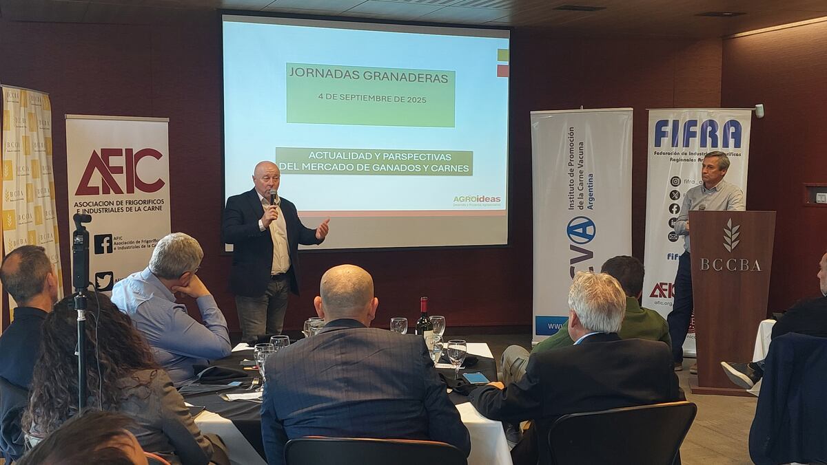 ANÁLISIS. Daniel Urcia, presidente de Fifra, y Fernando Gil, socio de la consultora Agroideas, durante la charla Granadera realizada en la Bolsa de Cereales de Córdoba. (Gentileza Afic)