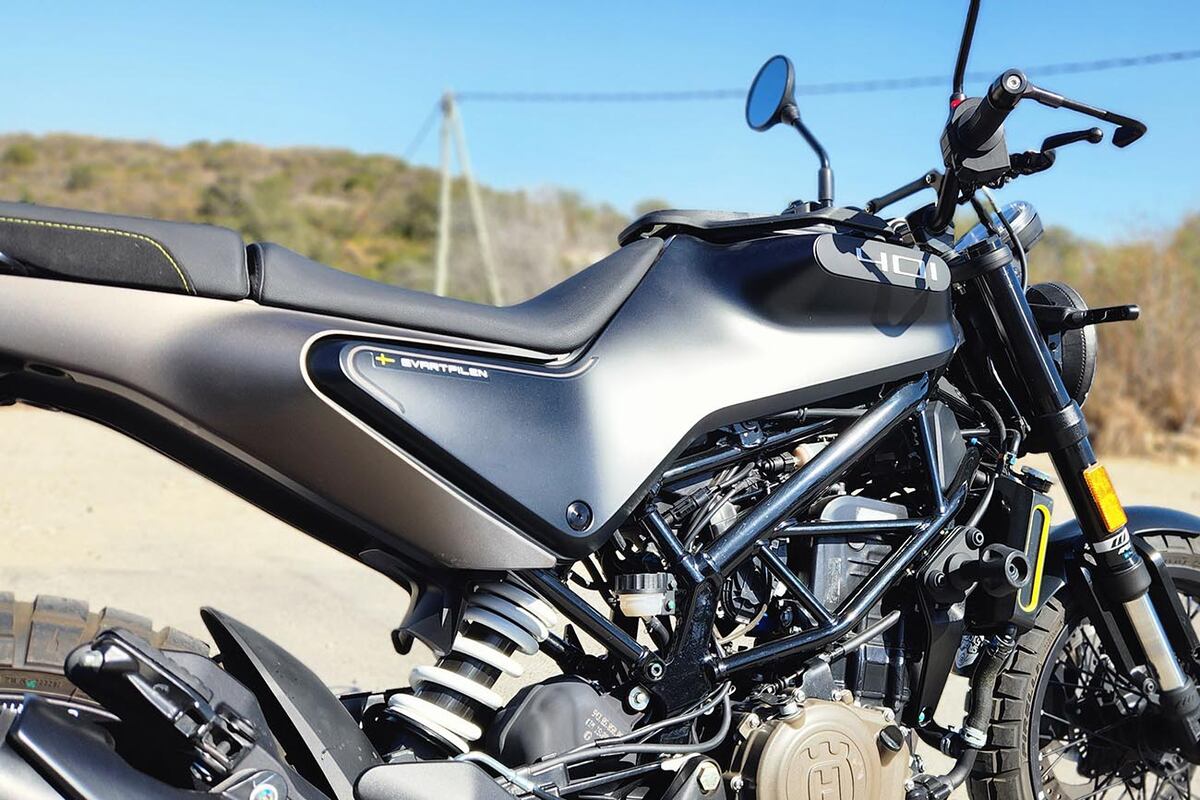 Cuenta con un motor mono cilíndrico de 375 cm de refrigeración líquida, con una potencia de 44 CV y un torque de 37 Nm.