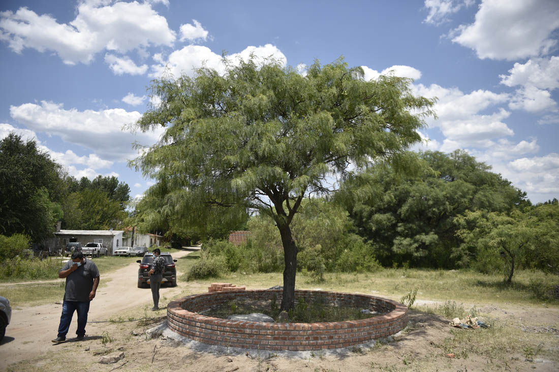 La municipalidad de San Carlos Minas construye un monolito a las sombra de un algarrobo para homenajear a los fallecidos a 30 años del aluvión. ( Ramiro Pereyra / La Voz )