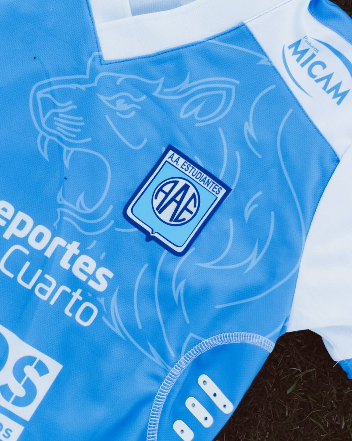 Estudiantes presentó su nueva indumentaria. (Prensa Estudiantes Río IV).
