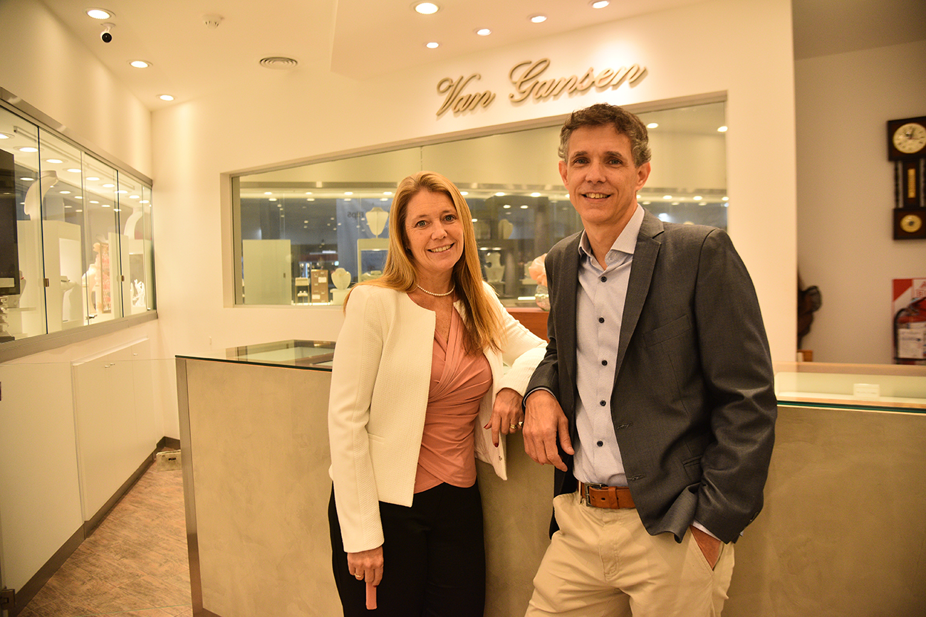 Sucurales. La pareja en la de Córdoba Shopping, que abrió al año de apertura del centro comercial. Aprovecharon la pandemia para sumar otra en Villa Allende Shopping: "Se liberaron locales y apostamos. El contexto nos permitió ir armándola de a poco, tranquilos. En cuarantena las ventas no estuvieron mal, la gente tenía dinero porque dejó de gastar en otras cosas. Hicimos hasta regalos sorpresa con delivery". (La Voz/ Pedro Castillo)