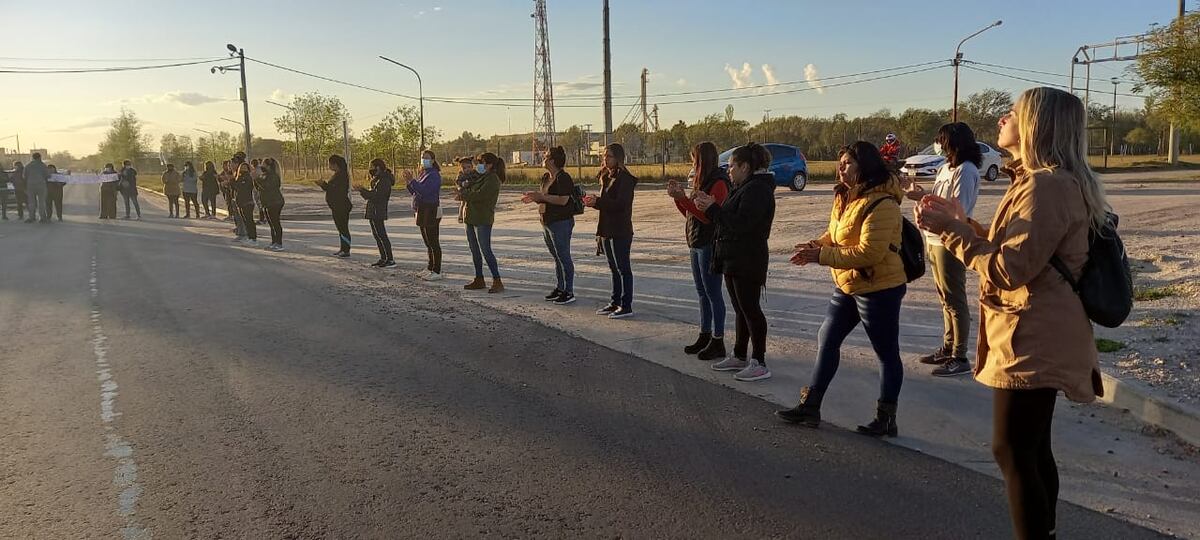 El reclamo de las madres de la escuela de Río Tercero donde un niño de 5 años fue arrollado por una moto y está en grave estado. (Corresponsalía)
