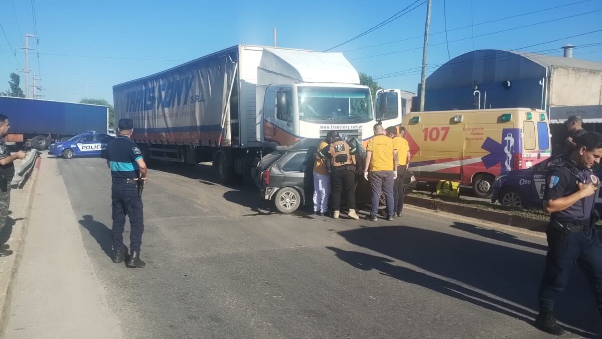 Un auto fue arrastrado por un camión. (Policía)