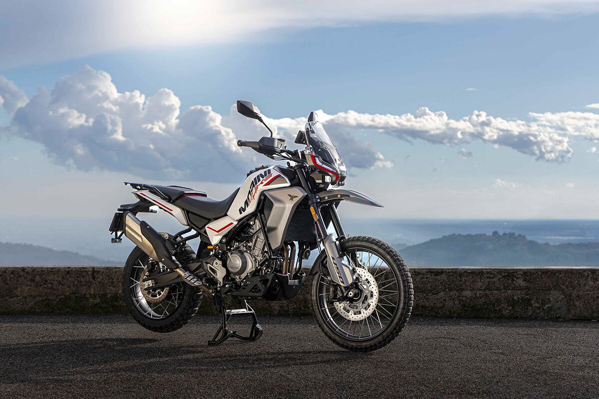 Con un peso en seco de 170 kg y una altura de asiento de 847 mm, la Morini Alltrhike 450 ofrece una excelente manejabilidad.