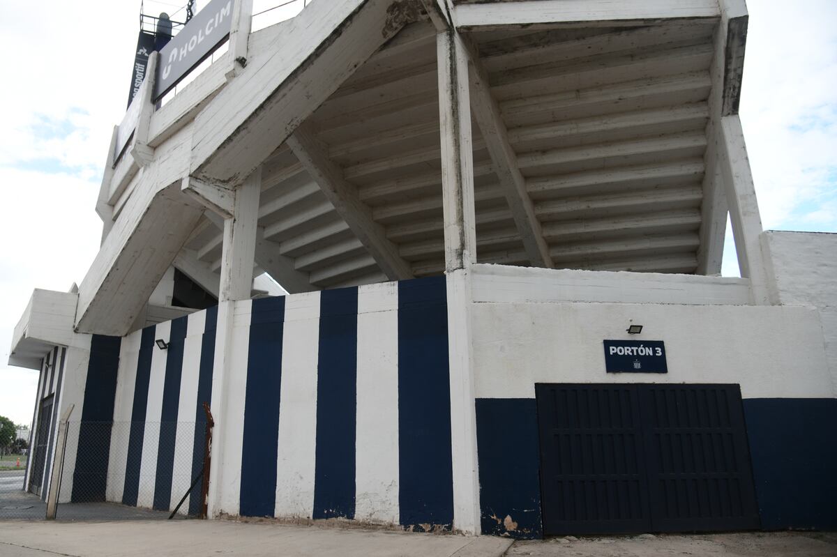 Fotos de La Boutique de barrio Jardín, el estadio de Talleres que fue asaltado en la madrugada del domingo. (Ramiro Pereyra / La Voz)