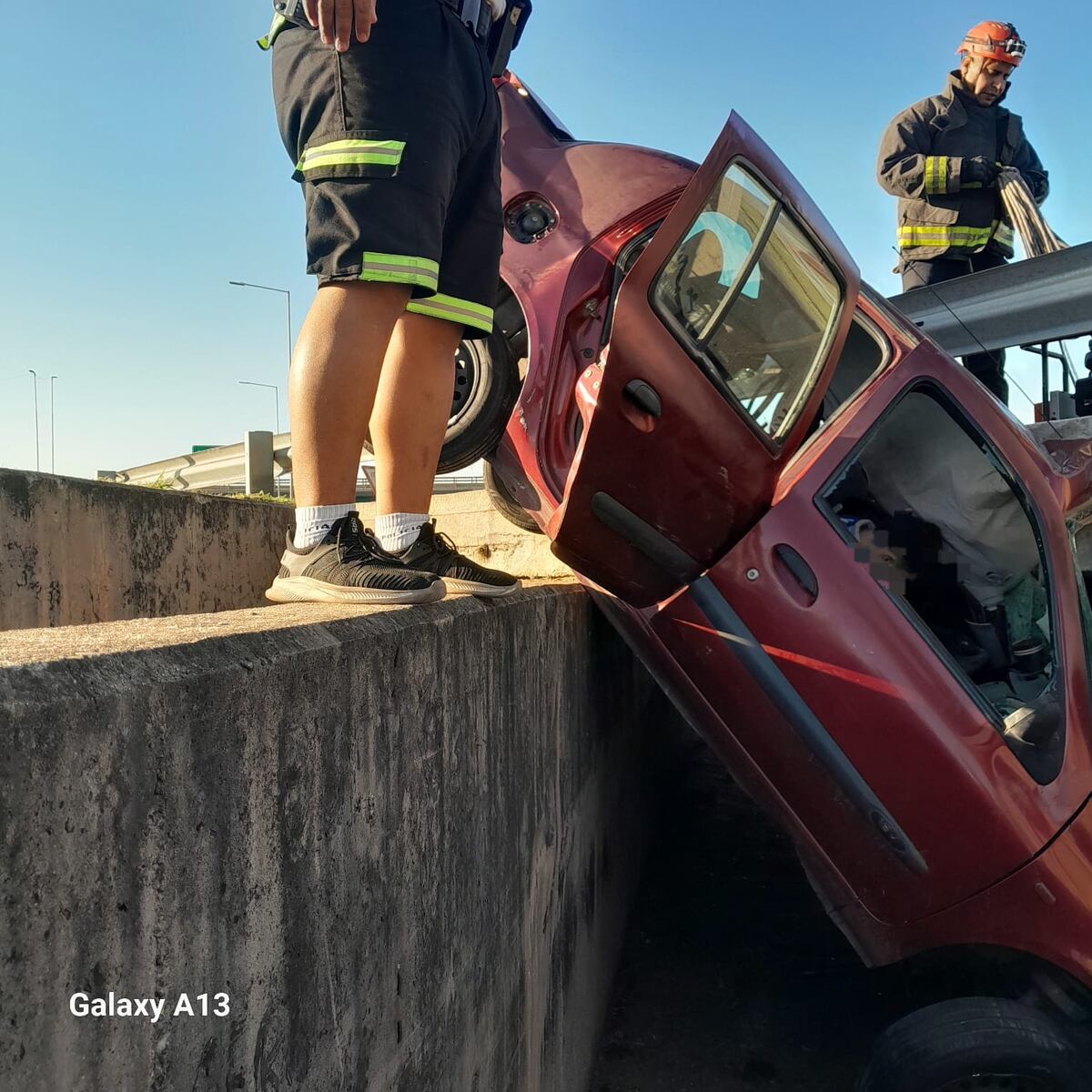 Siniestro en Circunvalación: despistó un auto y cayó a un desagüe (Foto: Policía de Córdoba)