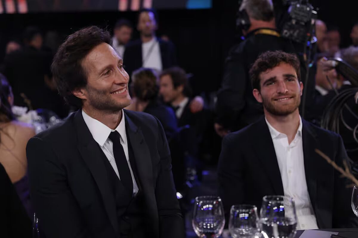 A la derecha: Valentín Giordano, el nieto de Cris Morena en los Martín Fierro 2024
