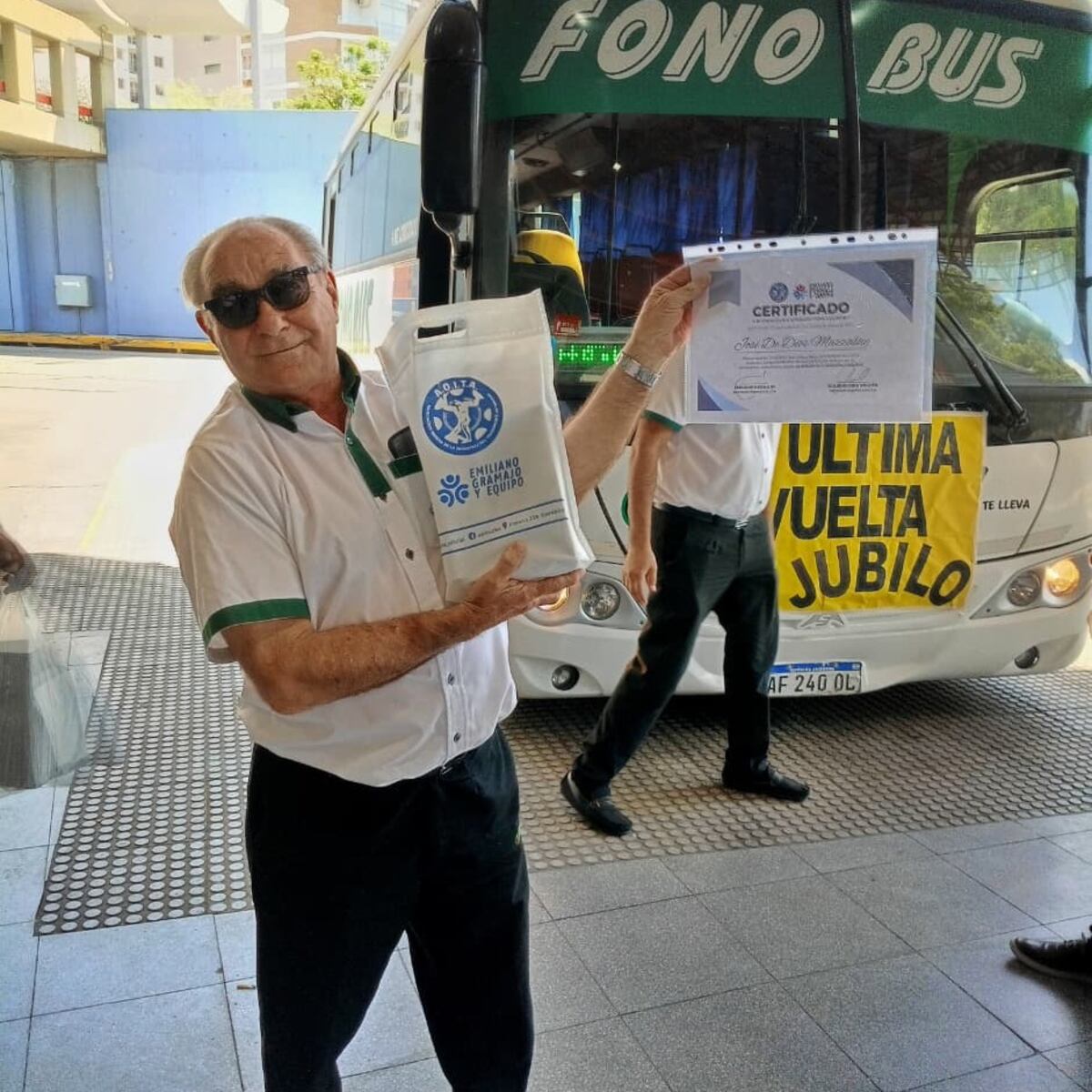 José de Dios Mazzalay dio su ultima vuelta como chofer después de 50 años de trayectoria. (Gentileza)
