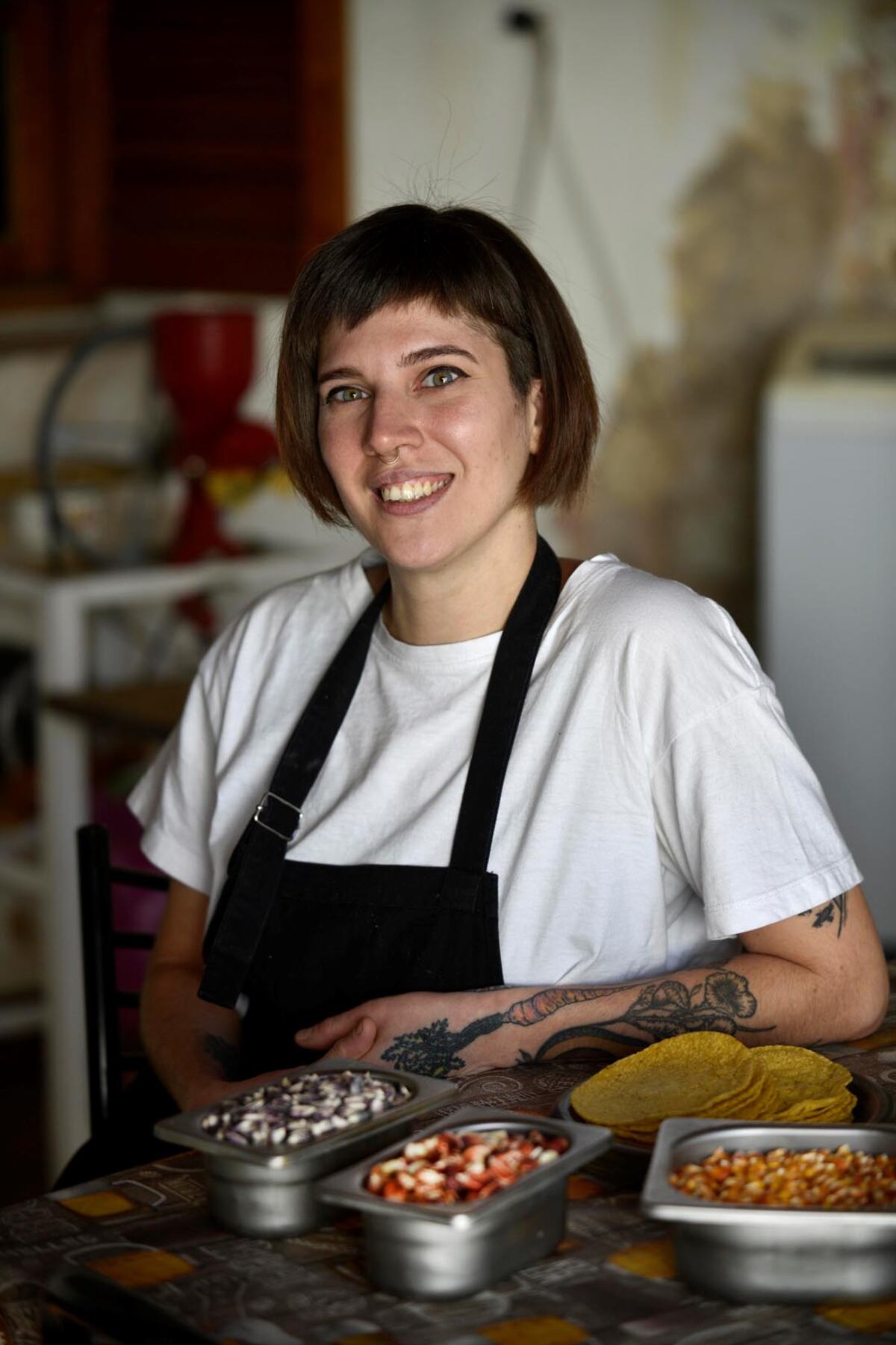 ID:6541068 Eliana, fabrica artesanalmente tortilla de maiz (Ramiro Pereyra/La Voz)