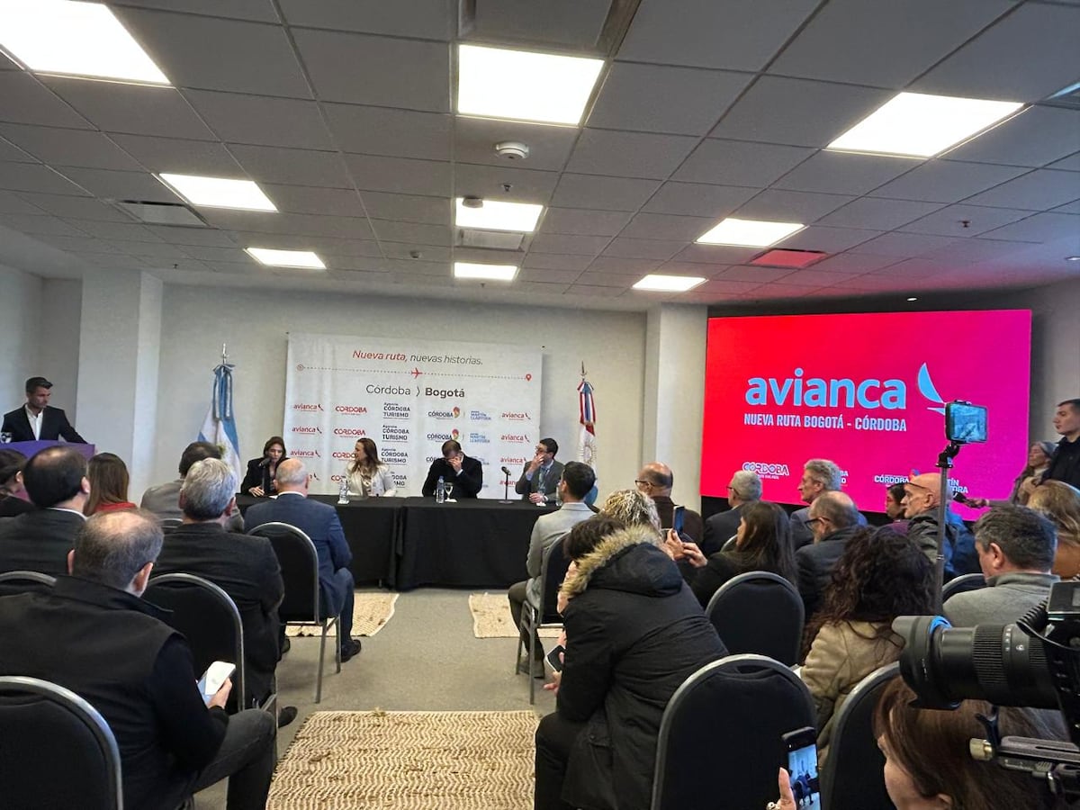 CONFERENCIA DE PRENSA. Directivos de Avianca, de Aeropuertos Argentina 2000 junto a la vicegobernadora Myriam Prunotto y el presidente de la Agencia Córdoba Turismo, Darío Capitani, dieron este martes una conferencia de prensa en paralelo al debut del Córdoba-Bogotá. (La Voz)