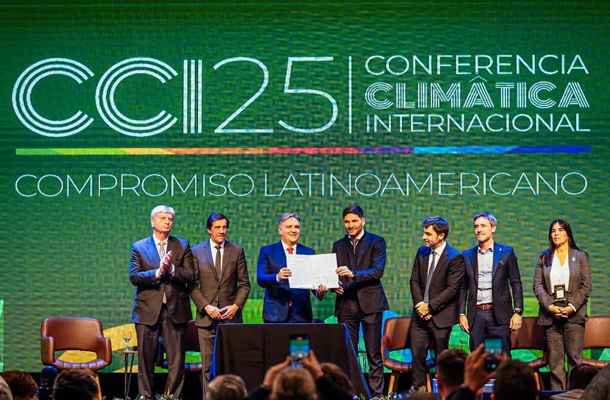 Firma de compromiso climático entre seis provincias en la Conferencia Climática Córdoba. (Gobierno de Córdoba)