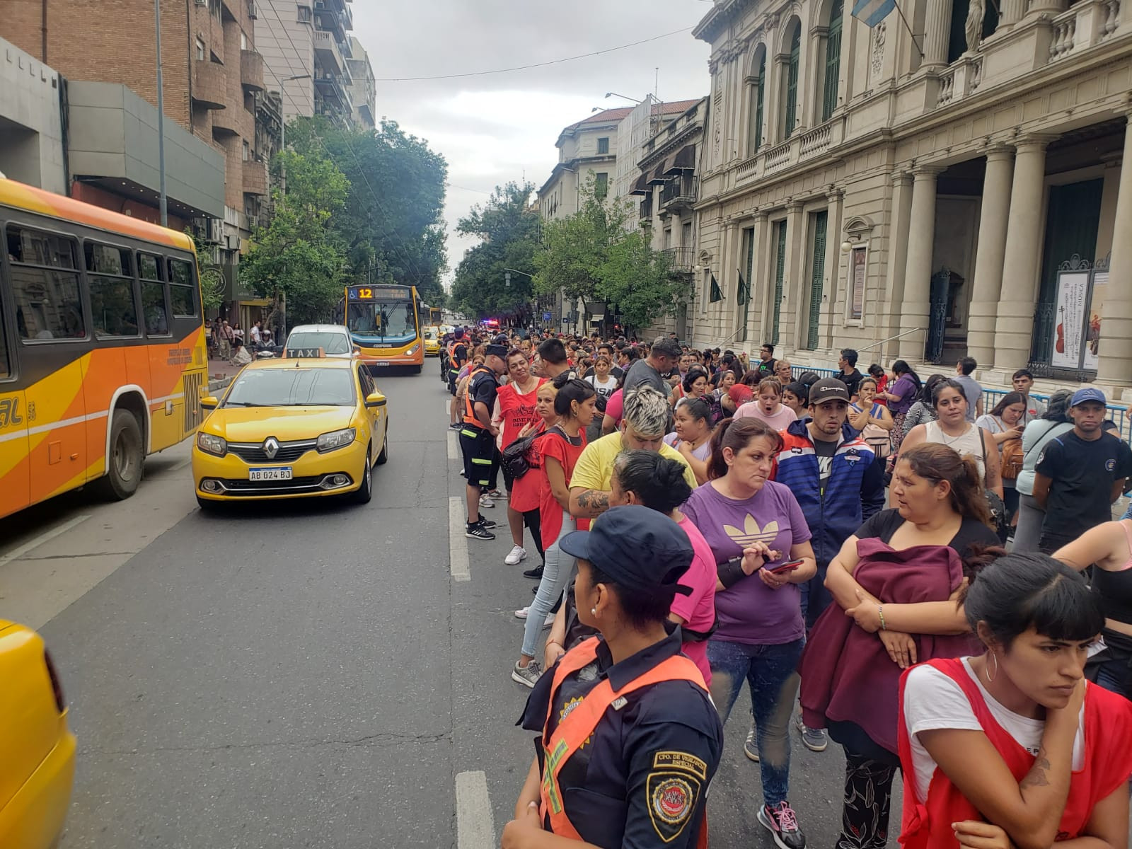 El Frente Popular Darío Santillán marchó esta mañana hacia el Patio Olmos. (Ramiro Pereyra / La Voz)