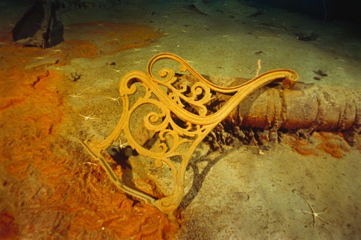 Se calcula que hoy existen en museos y colecciones privadas más de 2.000 artilugios del Titanic. Emory Kristof, Nat Geo Image Collection.