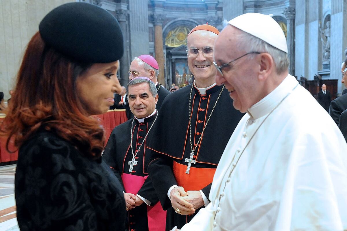 El papa Francisco y la entonces presidenta de Argentina, Cristina Fernández de Kirchner, luego de la ceremonia que lo convirtió en el Sumo Pontífice el 19 de Marzo de 2013. (DyN)