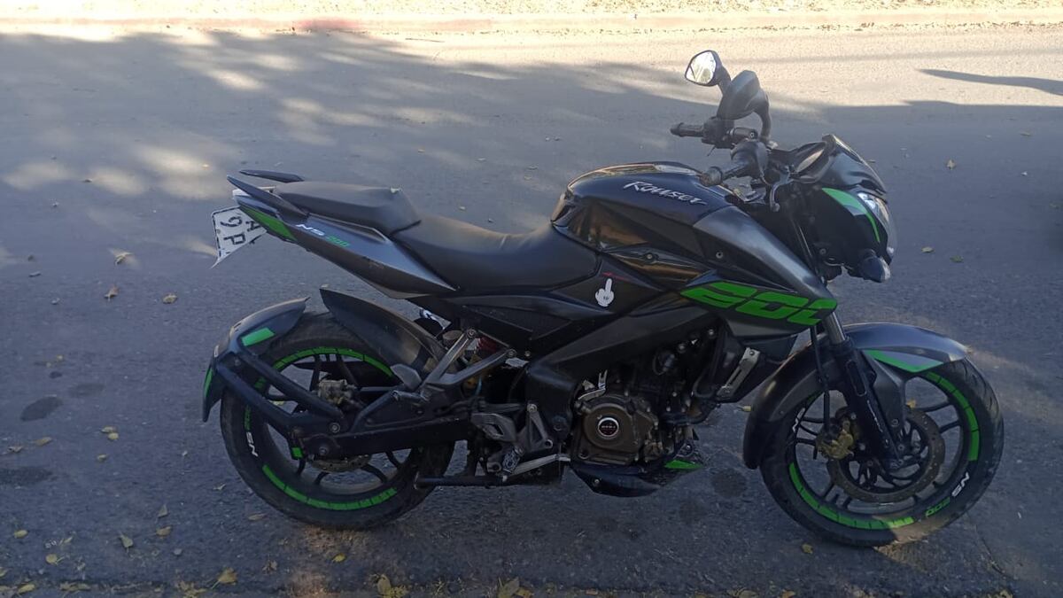 Motocicleta marca Rouser recuperada tras ser robada a un repartidor que trabajaba con la aplicación Uber en barrio Márquez Anexo. (Policía de Córdoba)