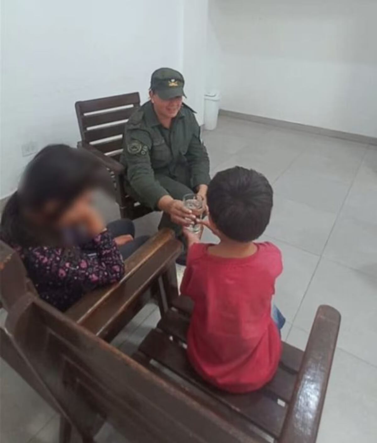 Salta. Dejó encerrados a sus hijos para hacer compras y Gendarmería los rescató. (El Tribuno)