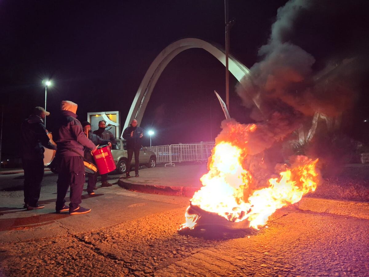Los empleados de Fadea acampando en la fábrica que permanece cerrada por 72 horas.
