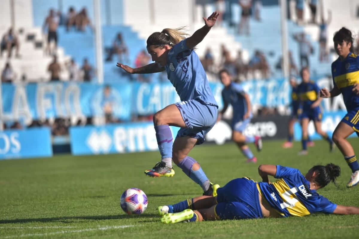 El femenino de Belgrano cayó ante Boca, en la cancha de Racing de Nueva Italia, por el encuentro de ida de la final de la Copa de la Liga femenina. (Javier Ferreyra / La Voz)