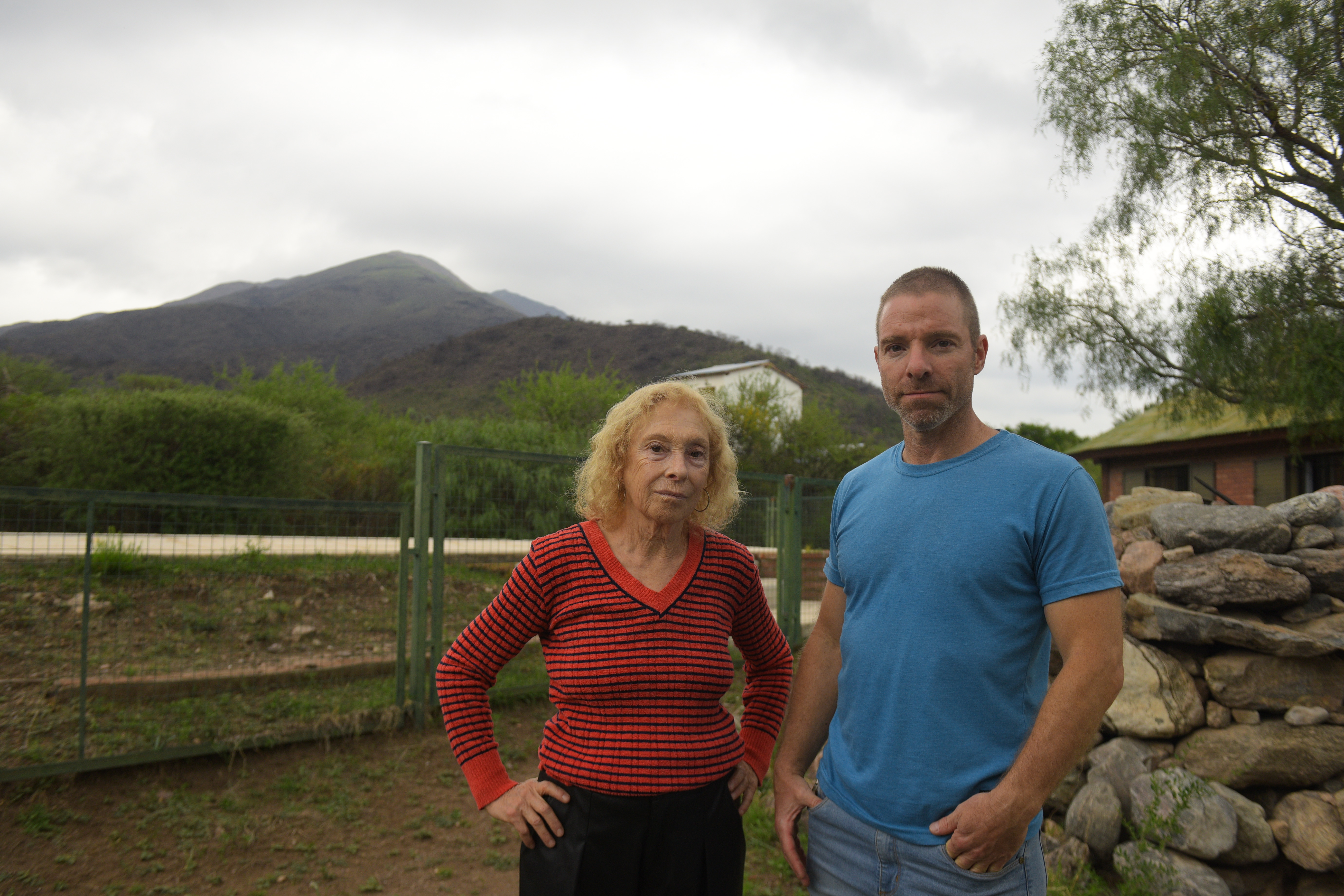 Eduardo, en la foto junto a su madre, pidió que se capacite a los vecinos frente a eventuales nuevas catástrofes. (José Gabriel Hernández / La Voz)
