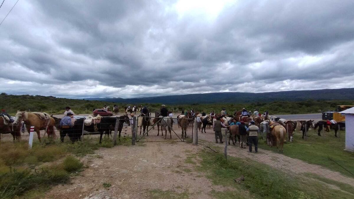 Cabalgata para agradecer el pavimento en Pocho. (Gentileza Fabricio Gauna)