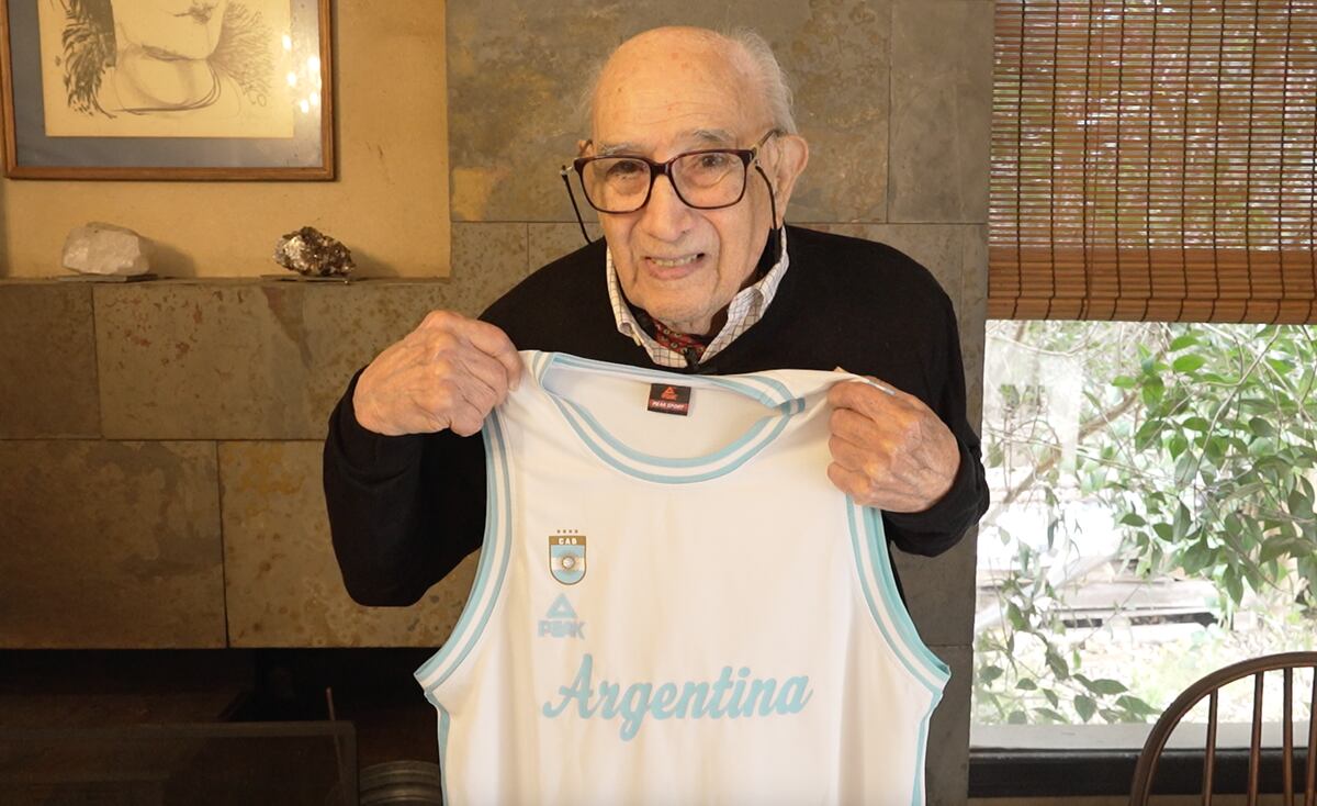 La nueva indumentaria de las selecciones argentinas de básquet, en homenaje a los campeones del mundo de 1950. (Prensa CAB)