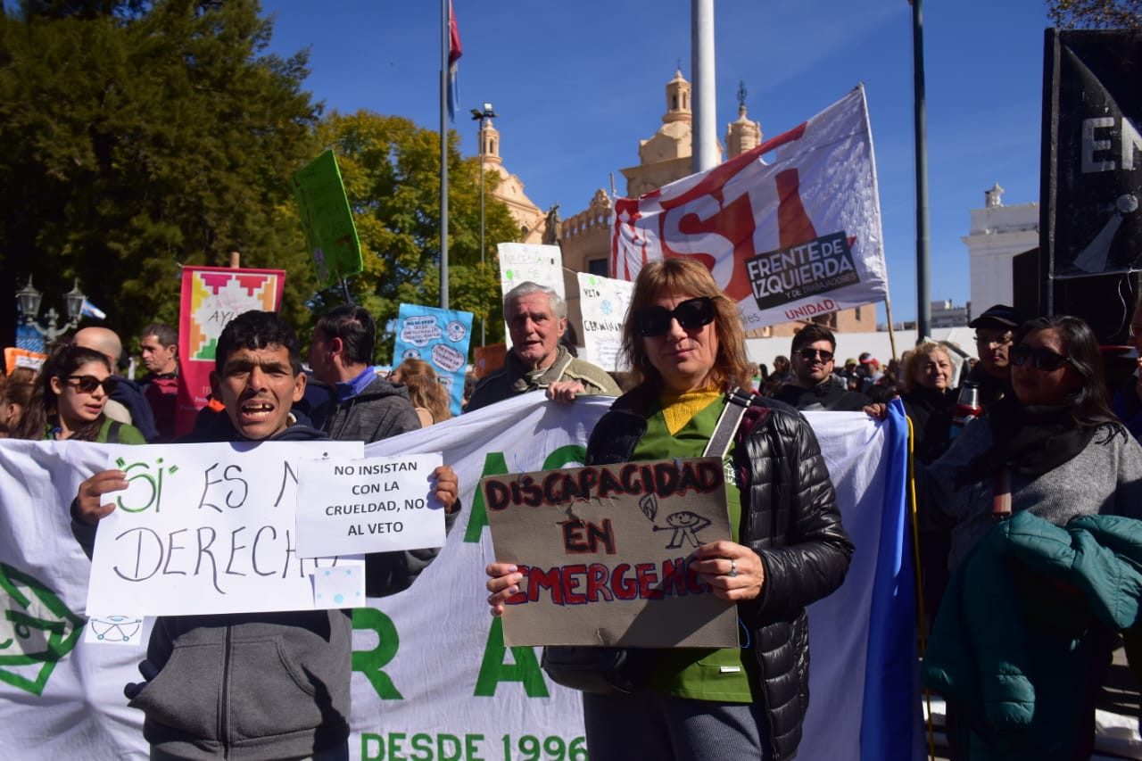 Marcha contra los recortes en discapacidad en la Plaza San Martín. (José Gabriel Hernández / La Voz)