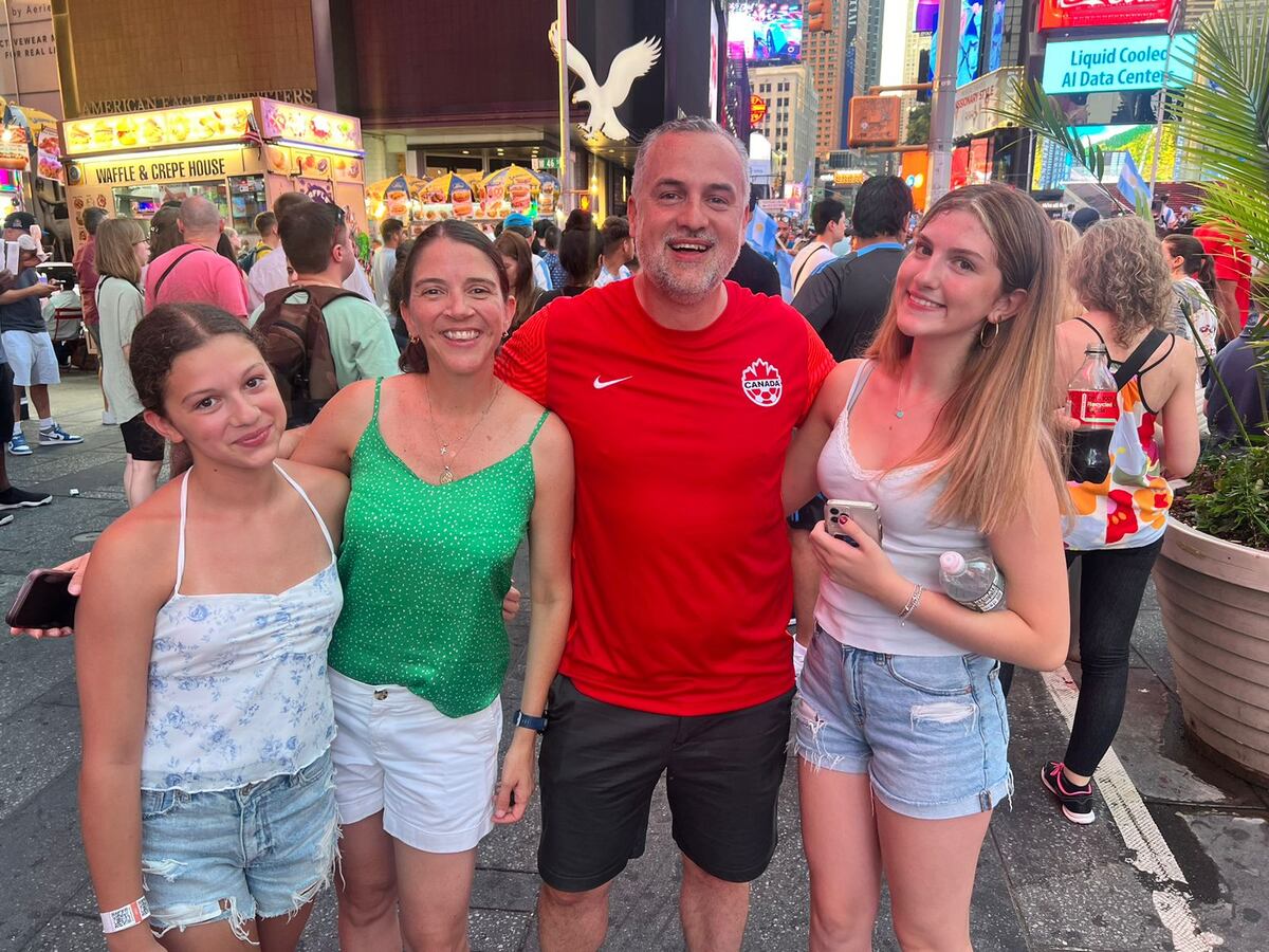 Hinchas de Argentina en el banderazo del Times Square antes de Argentina - Canadá por la Copa América. (Foto de Federico Jelic, enviado especial de Radio Mitre Córdoba a Estados Unidos)